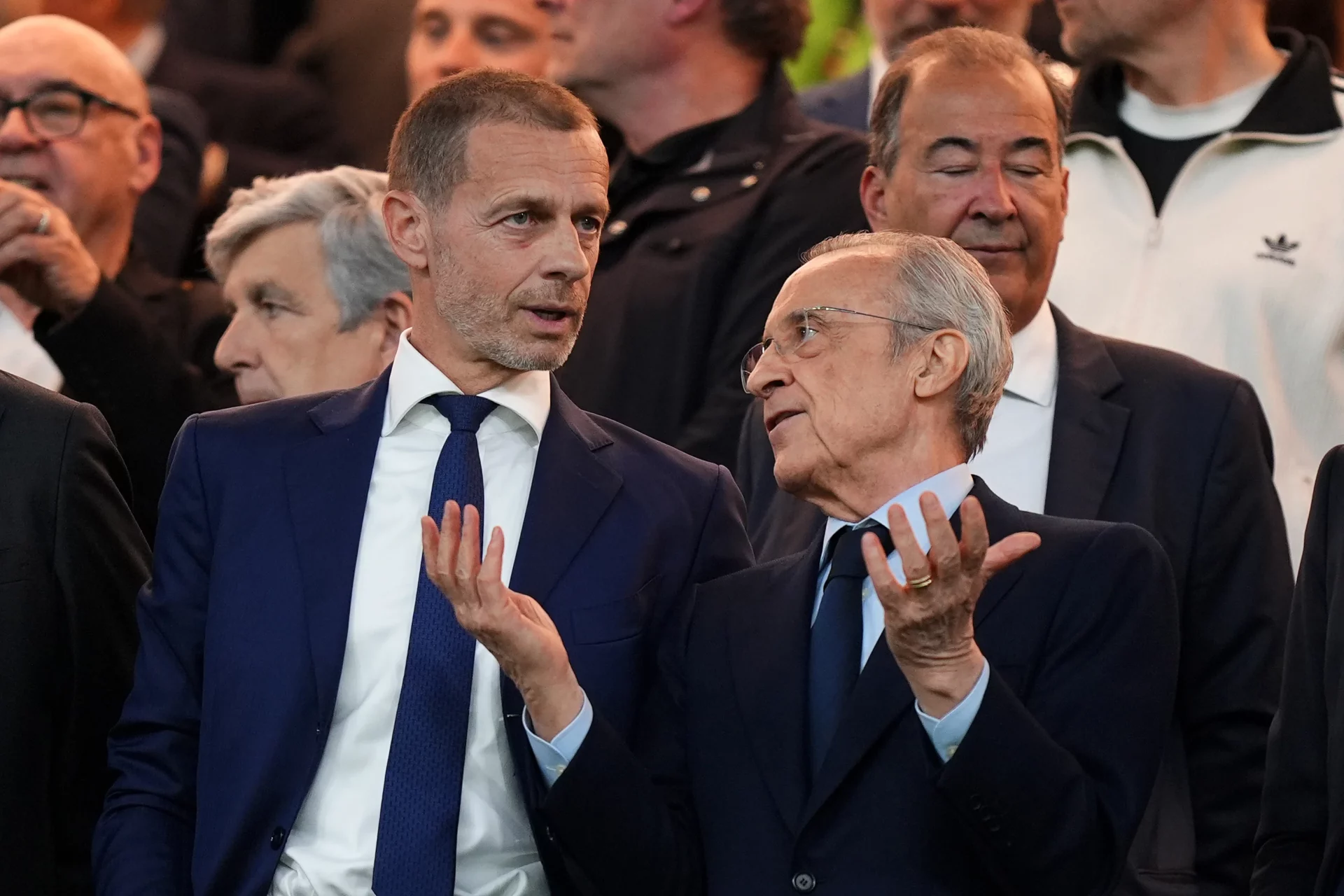 Florentino Pérez, presidente del Real Madrid, habla con Aleksander Ceferin, presidente de UEFA.