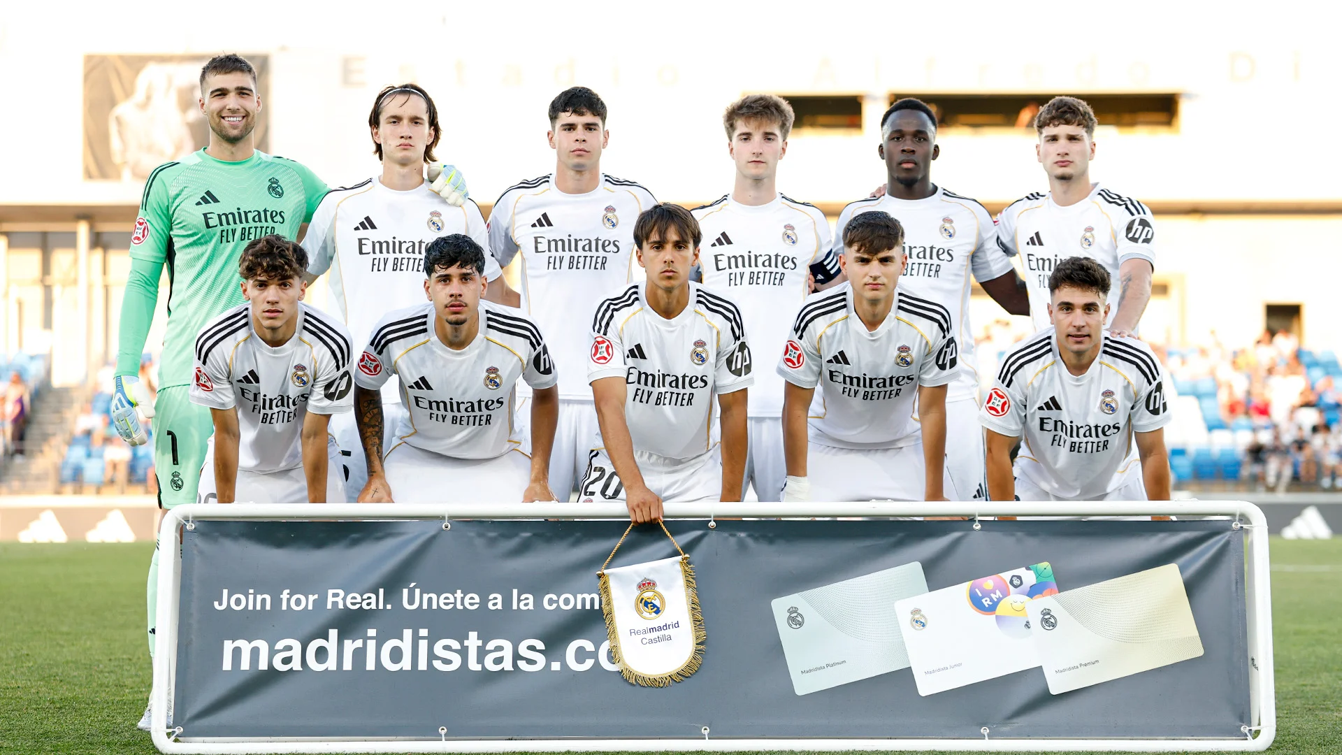 La alineación del Real Madrid Castilla durante un partido de la Primera RFEF.