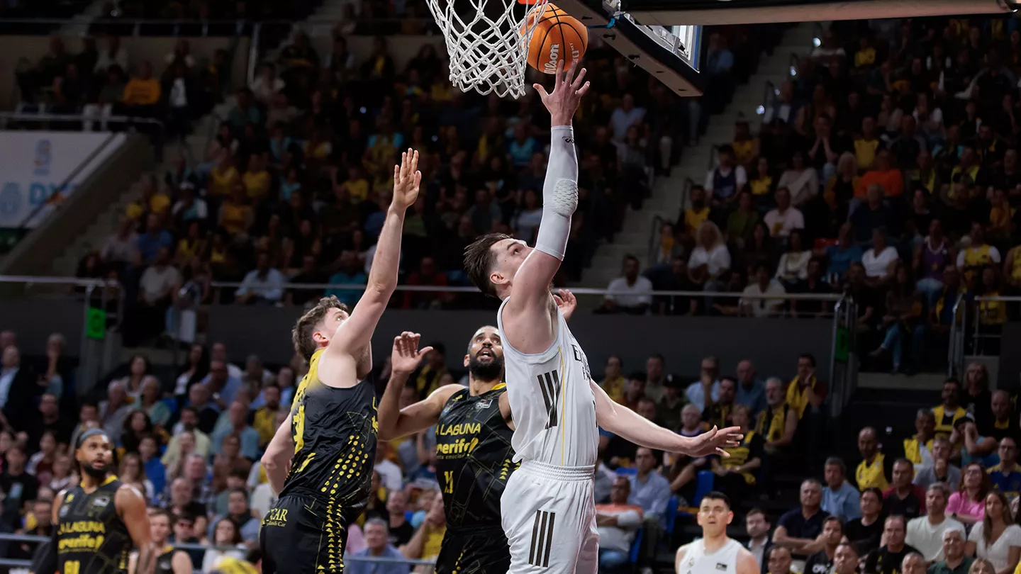 Mario Hezonja lanza a canasta durante uno de los partidos del playoff entre Real Madrid y La Laguna Tenerife.