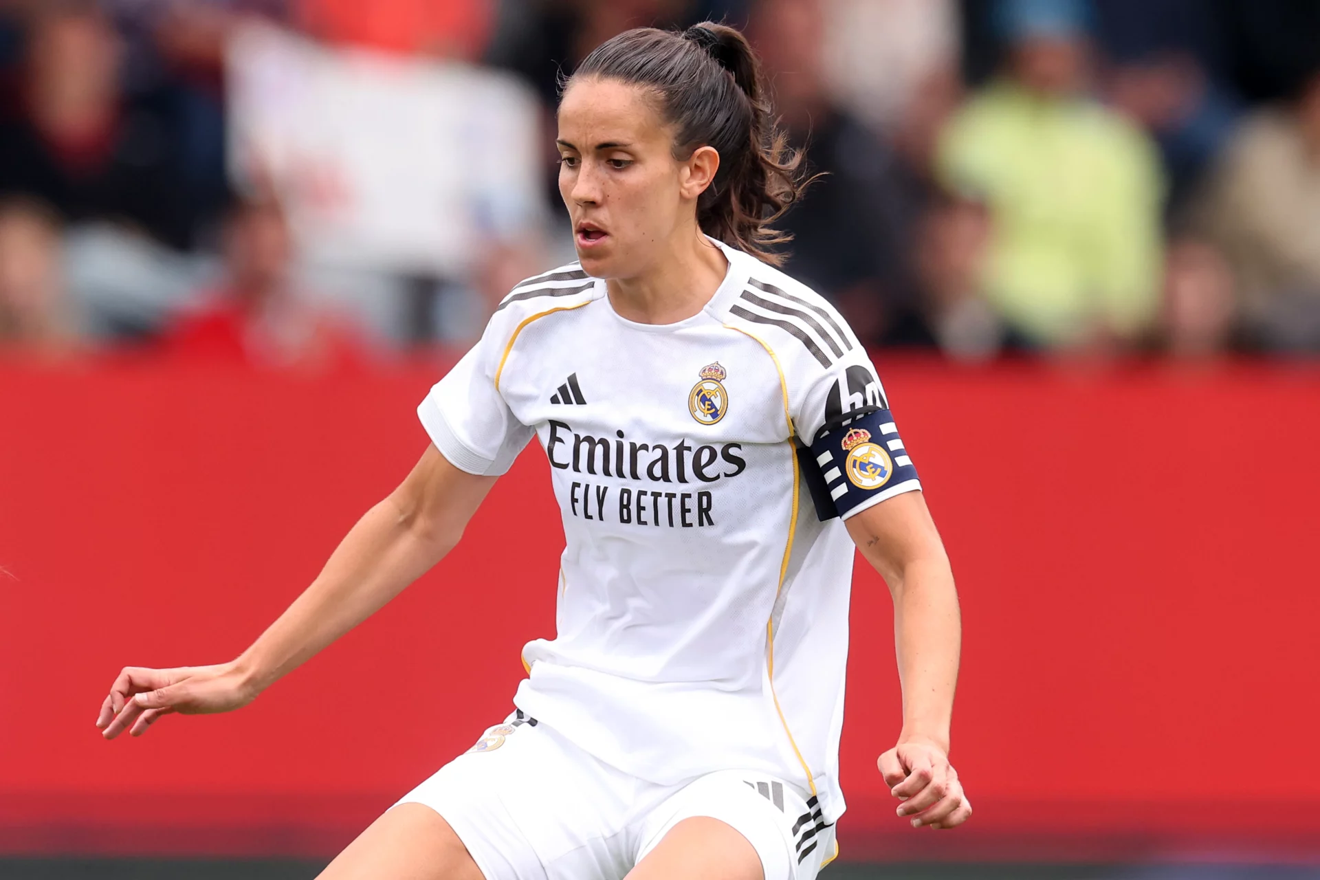Oficial: Rocío Gálvez no continuará en el Real Madrid Femenino Rocío Gálvez porta el brazalete de capitana durante un partido del Real Madrid Femenino.