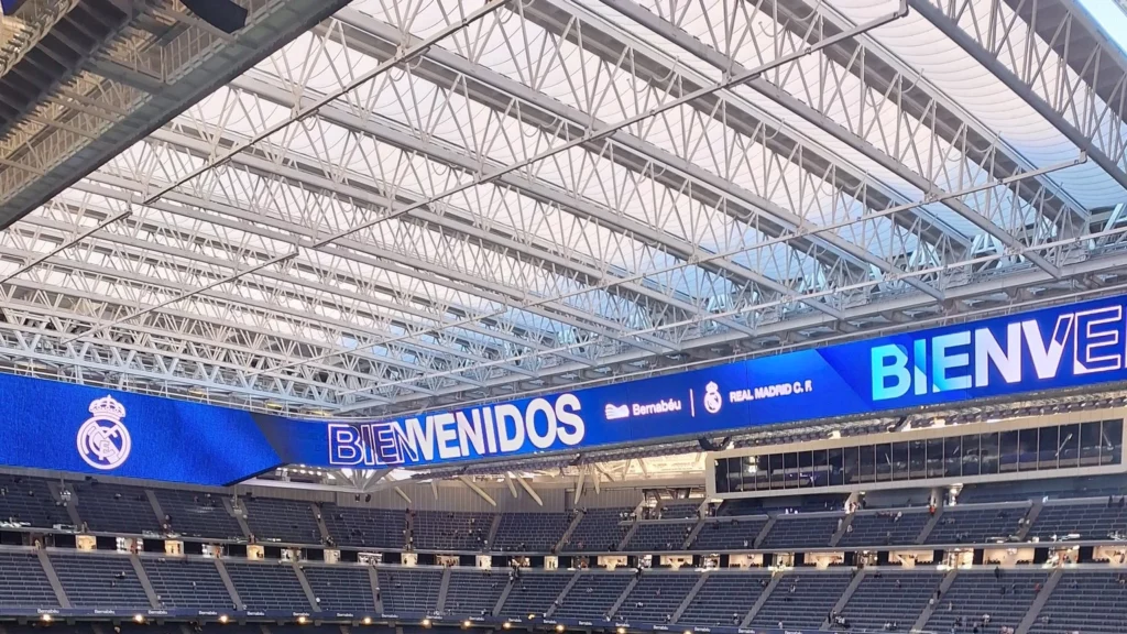 La cubierta retráctil del Santiago Bernabéu desplegada.