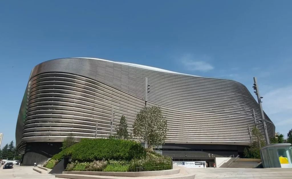 La fachada exterior del Santiago Bernabéu tras la remodelación.