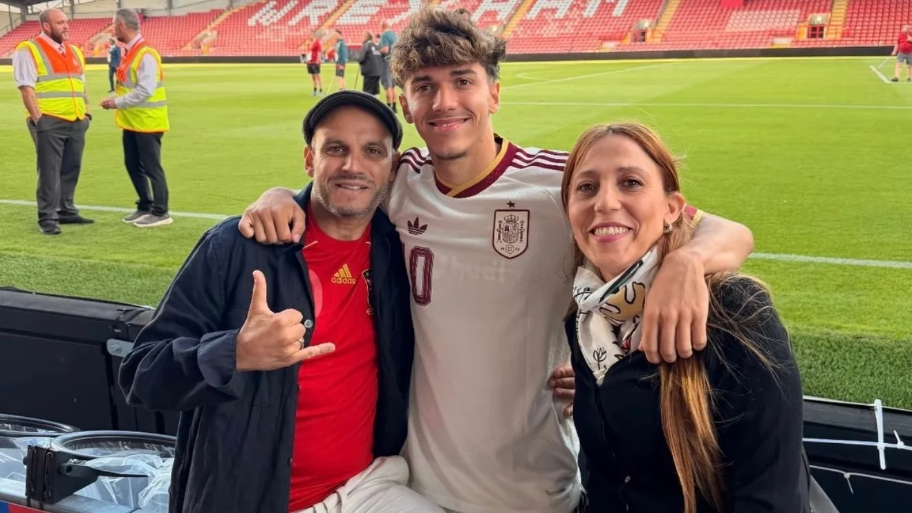 Thiago Pitarch posa con varios familiares tras dar tres asistencias en el Europeo Sub-19.