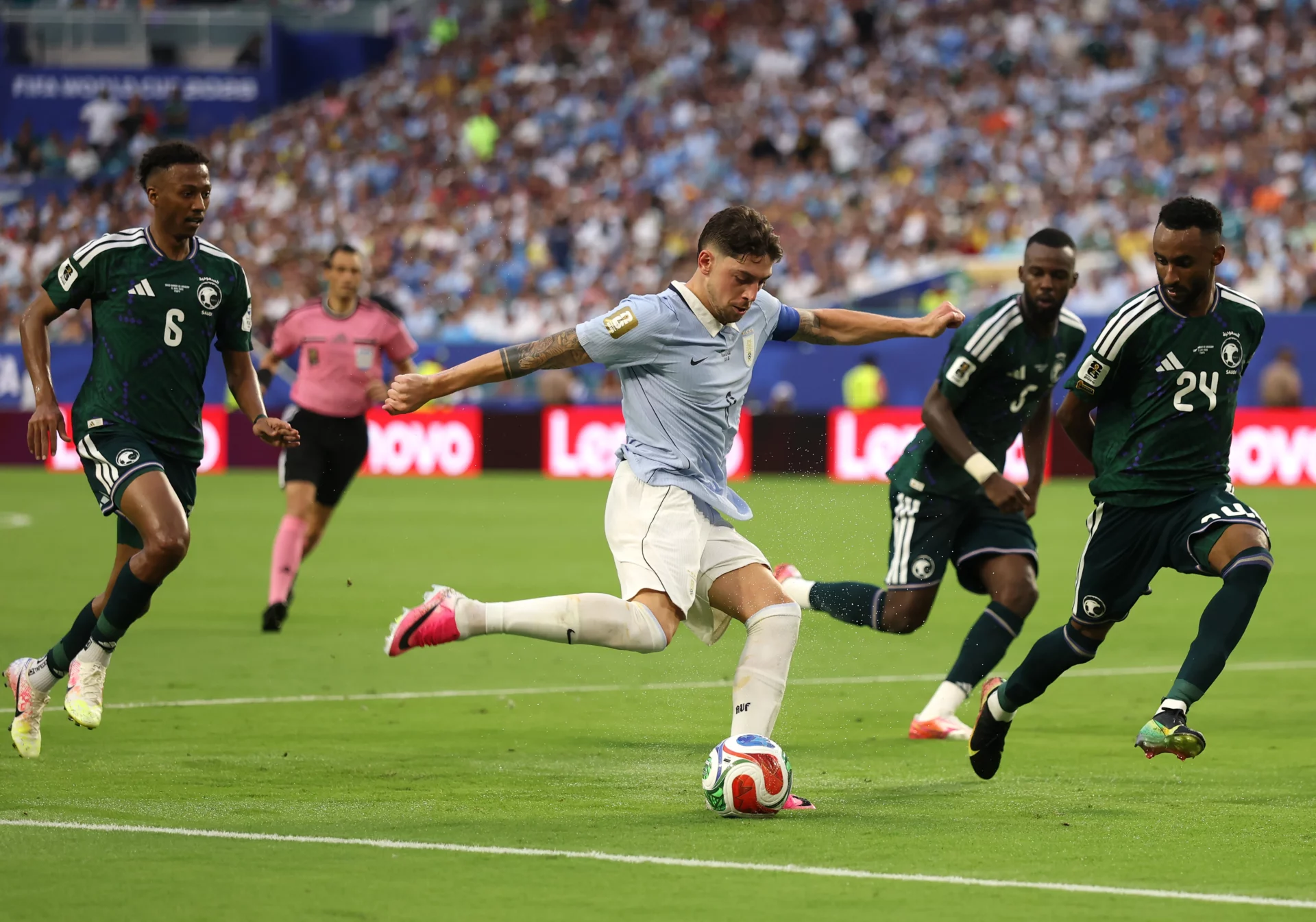 La Uruguay de Valverde se estrella contra el muro árabe Fede Valverde se prepara para chutar mientras es defendido por tres jugadores de Arabia Saudí.
