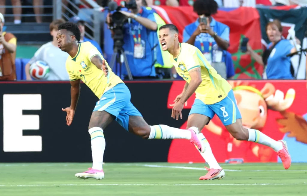 Vinicius Junior celebra su espectacular gol en el empate entre Brasil y Marruecos.