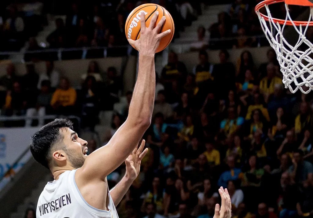 Ömer Yurtseven lanza a canasta durante la victoria del Real Madrid ante La Laguna Tenerife en el playoff de la Liga Endesa.