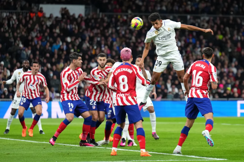 Álvaro Rodríguez marca el gol del empate entre el Real Madrid y el Atlético en 2023.