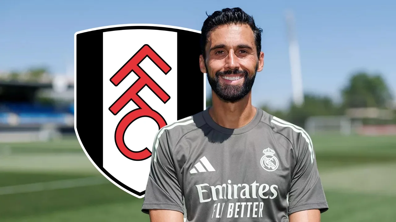 Álvaro Arbeloa, junto al escudo del Fulham, durante su etapa en La Fábrica del Real Madrid.