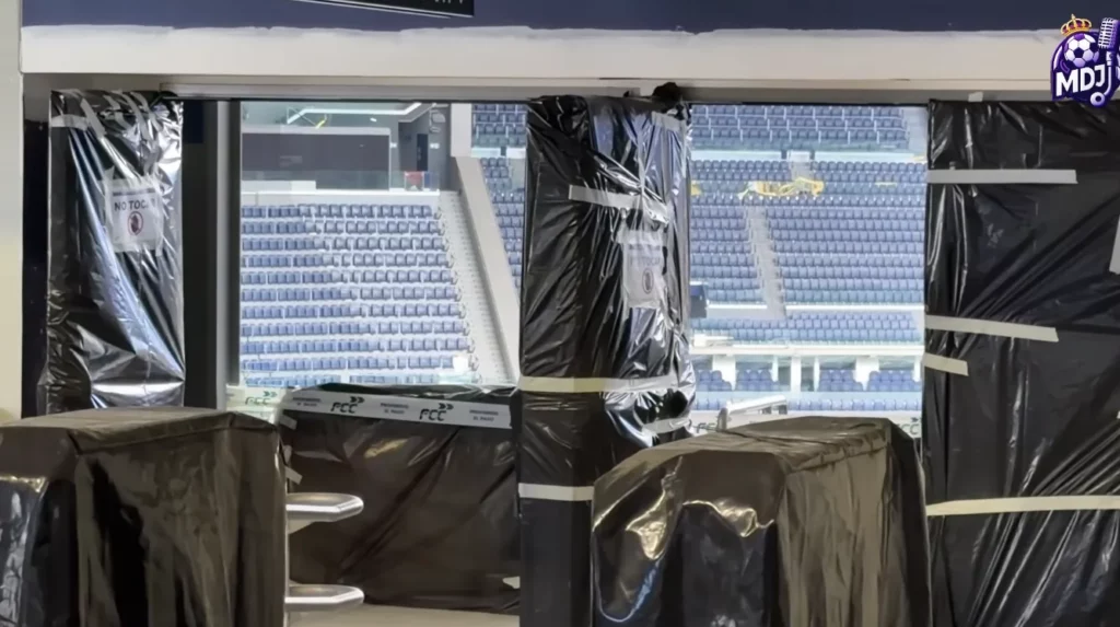 Las puertas para insonorización del Santiago Bernabéu siguen en obras.