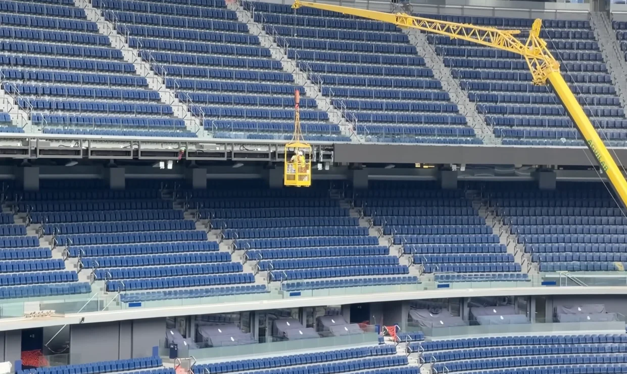 Así aprovecha el Bernabéu el verano para seguir evolucionando Las obras del Bernabéu durante el verano para instalar un segundo anillo LED.