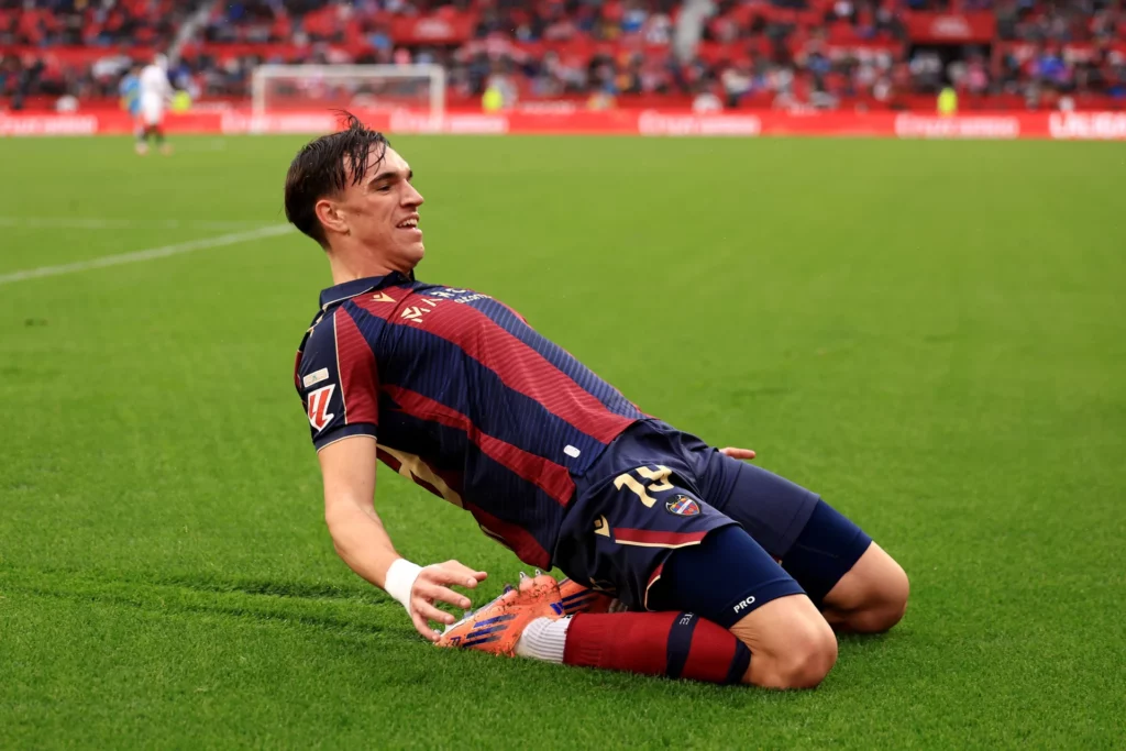 Carlos Espí celebra un gol con el Levante en el Ramón Sánchez-Pizjuán.