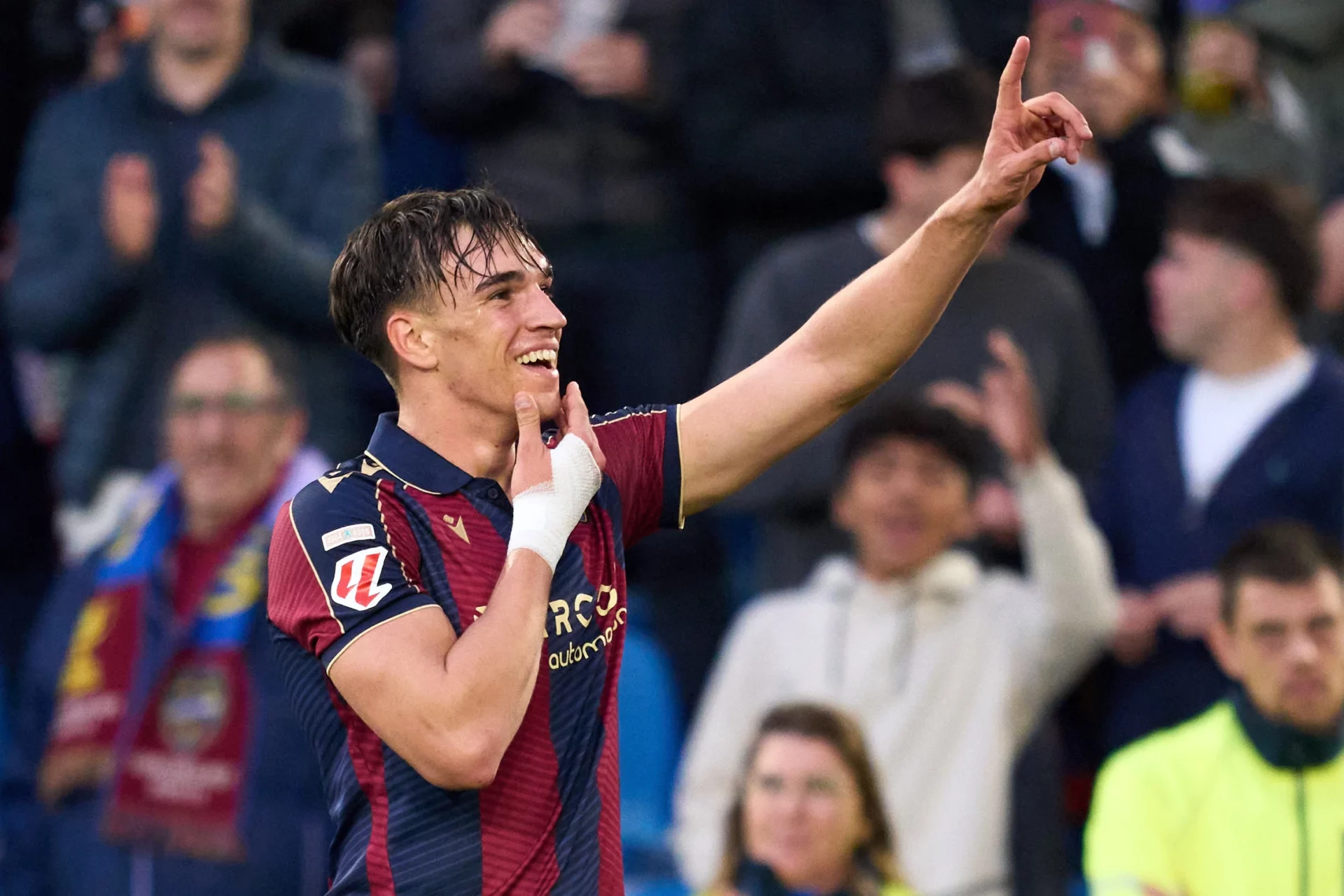 Carlos Espí, nuevo fichaje del Real Madrid, celebra un gol con el Levante.