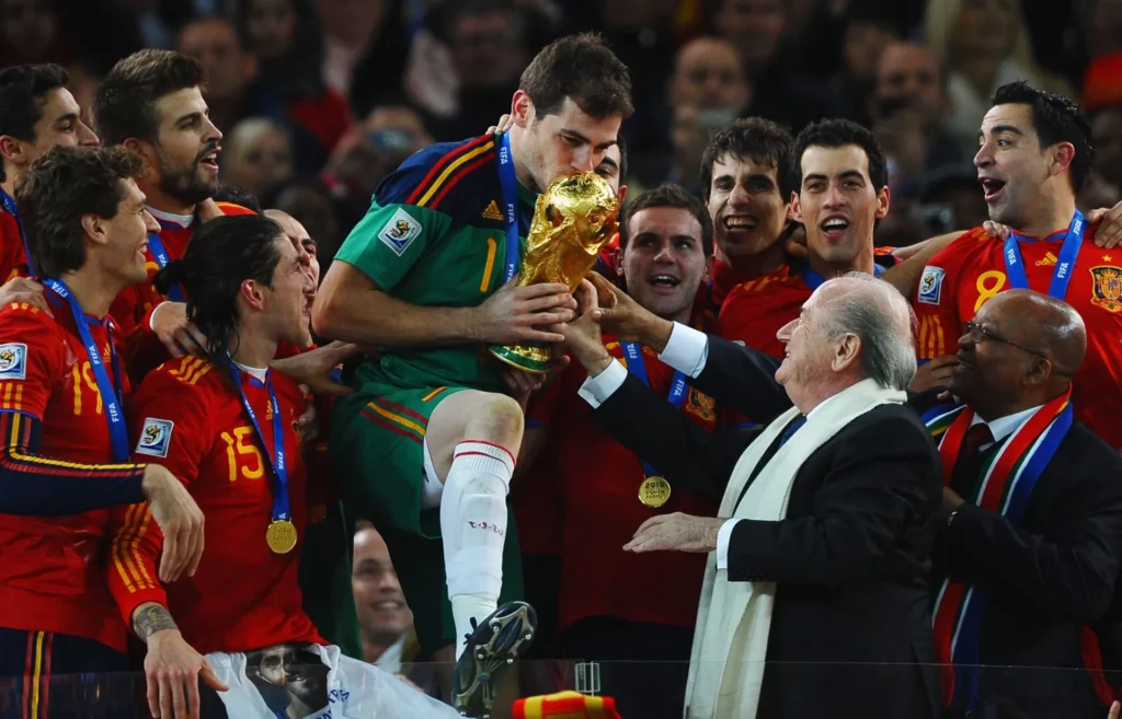 Iker Casillas besa el trofeo de campeón del Mundial en la final de 2010.
