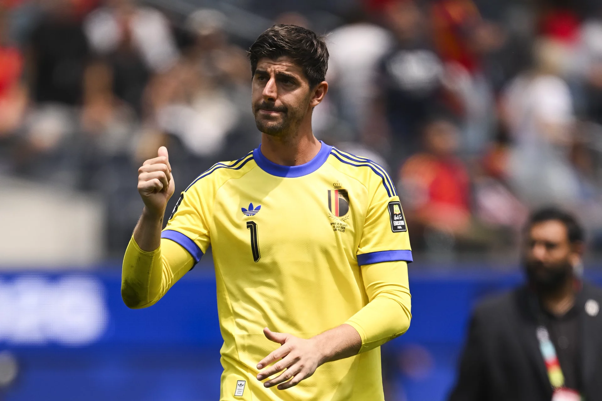 Courtois saluda al público tras su lesión con Bélgica en el Mundial 2026.