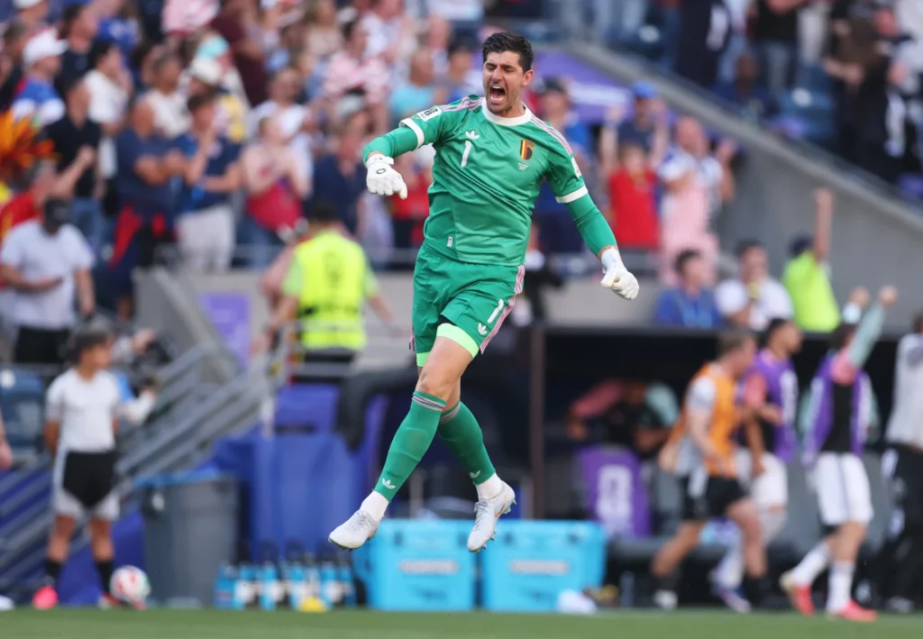 Thibaut Courtois celebra un gol de Bélgica durante el Mundial 2026.