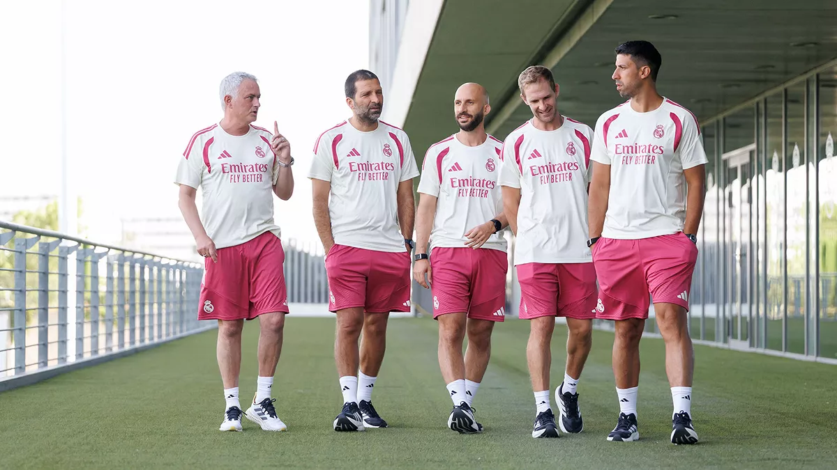 Los escuderos de Mourinho: quién es quién en el nuevo cuerpo técnico del Real Madrid José Mourinho junto al cuerpo técnico que le acompañará en el Real Madrid.