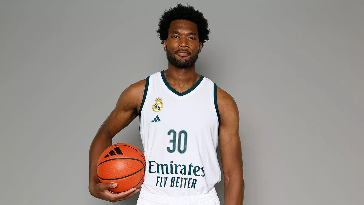 Damian Jones posa con la camiseta del Real Madrid.