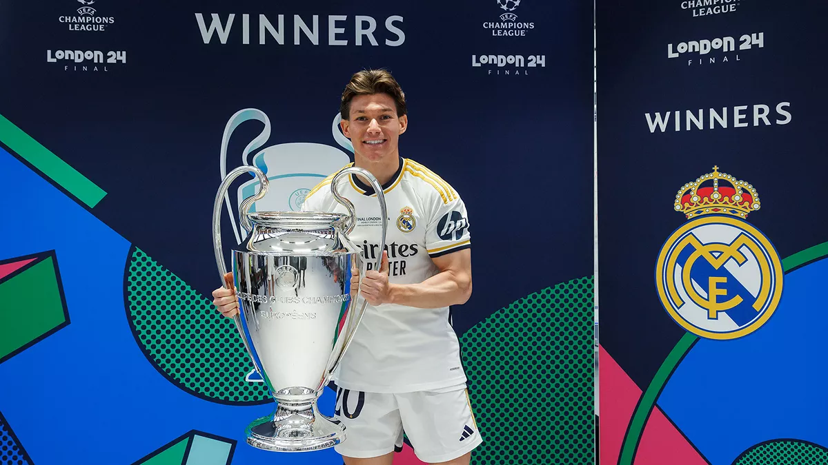 Oficial: El Real Madrid traspasa a Fran García Fran García posa con el trofeo de campeón de la Champions League del Real Madrid en 2024.