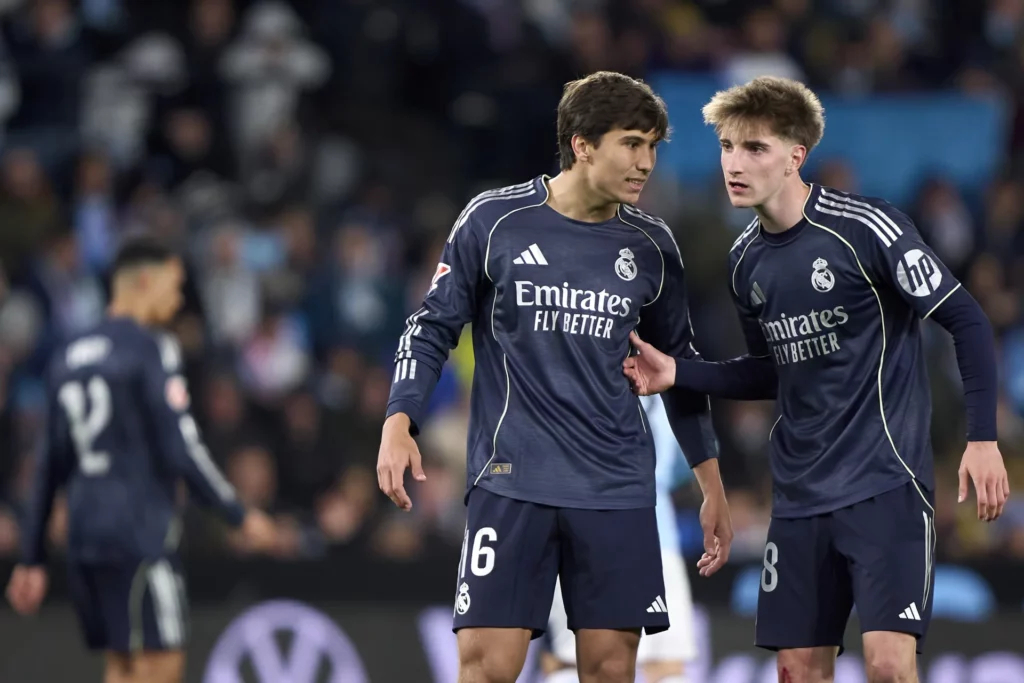 Gonzalo García y César Palacios, objetivos del Fulham, durante un partido con el Real Madrid.