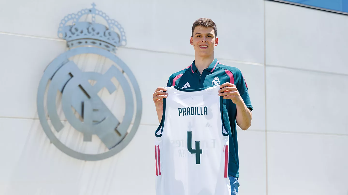 Jaime Pradilla posa con la camiseta del Real Madrid Baloncesto en su presentación.