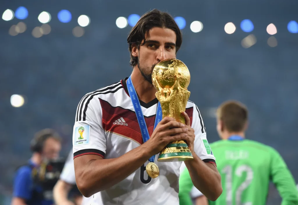 Sami Khedira posa con el trofeo de campeón tras la final del Mundial 2014.