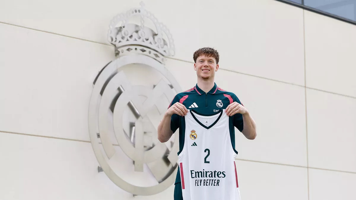 Oficial: Max Shulga ficha por el Real Madrid Max Shulga posa como nuevo fichaje del Real Madrid.