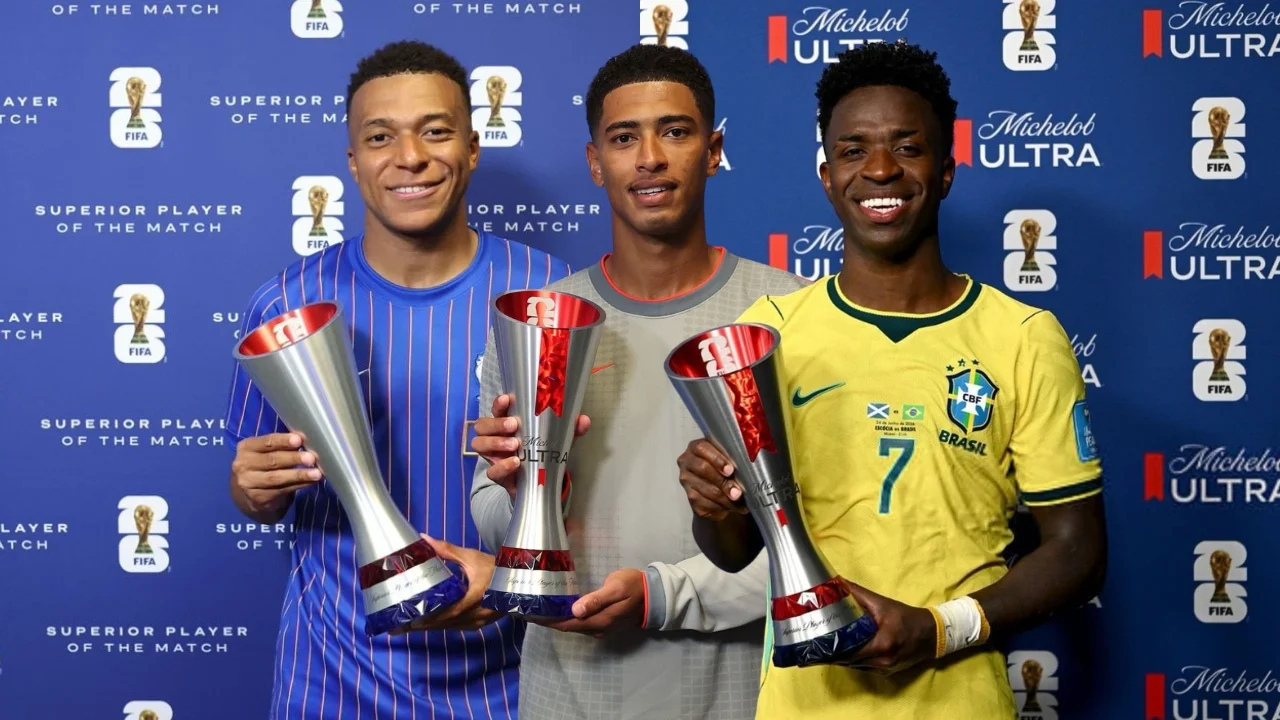 Mbappé, Bellingham y Vinicius posan con el trofeo del mejor jugador del partido en el Mundial 2026.