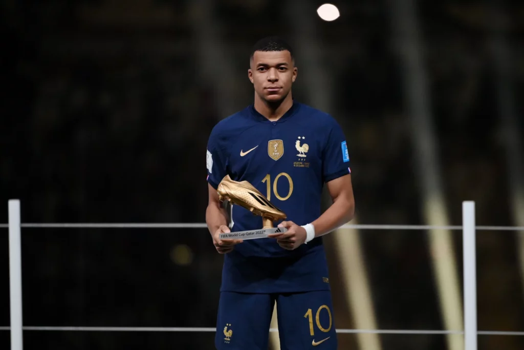 Kylian Mbappé posa con la Bota de Oro como máximo goleador del Mundial 2022.