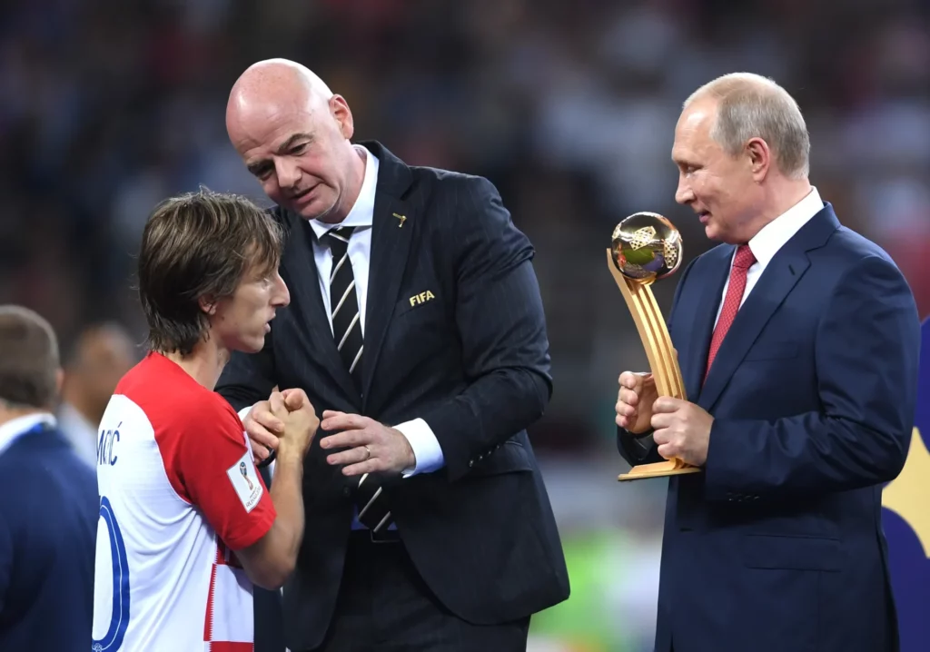 Luka Modric recibe el Balón de Oro del Mundial 2018 tras la disputa de la final.