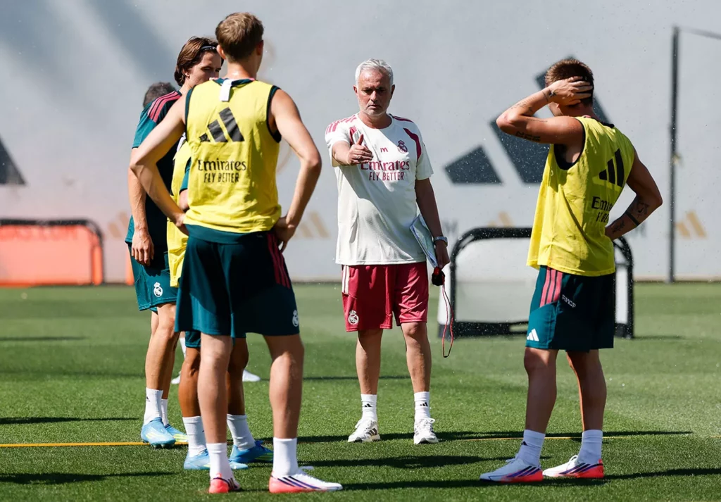 José Mourinho da ordenes a los jugadores del Real Madrid durante el primer entrenamiento de la pretemporada.