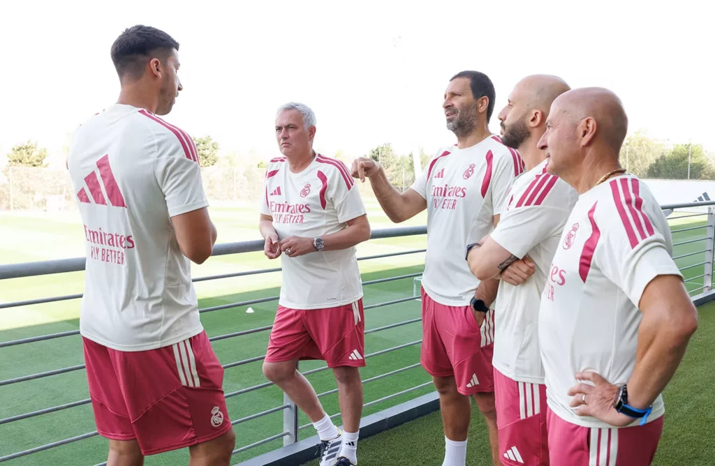 José Mourinho conversa junto a su staff en Valdebebas.