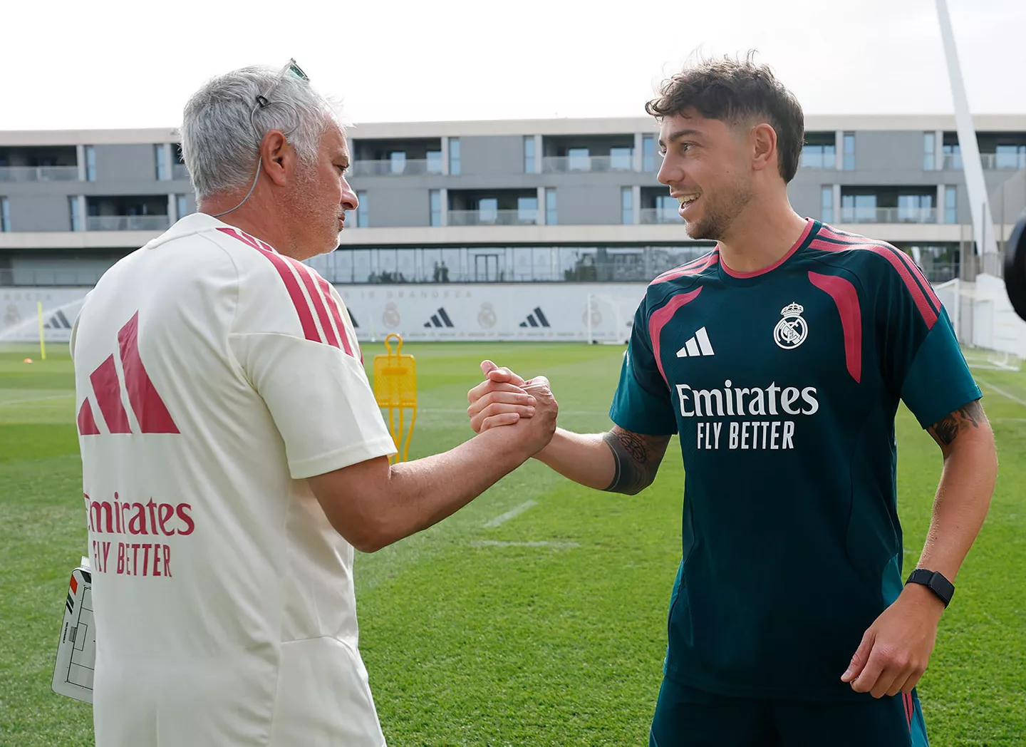 José Mourinho y Fede Valverde se saludan en un entrenamiento del Real Madrid.