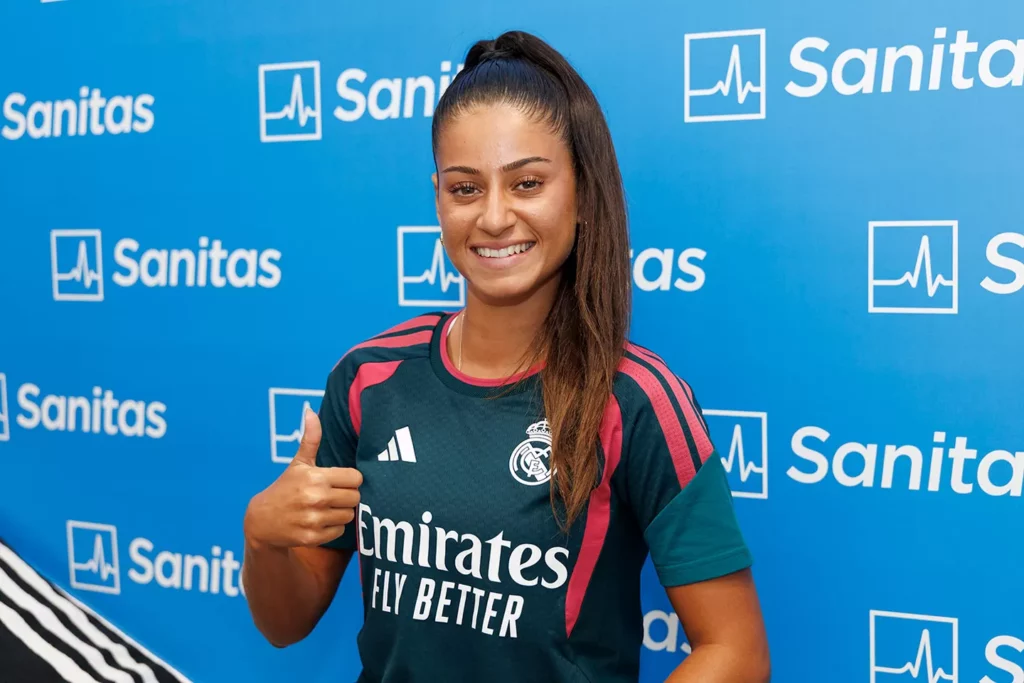 Noe Bejarano, durante el reconocimiento médico a la plantilla del Real Madrid Femenino.