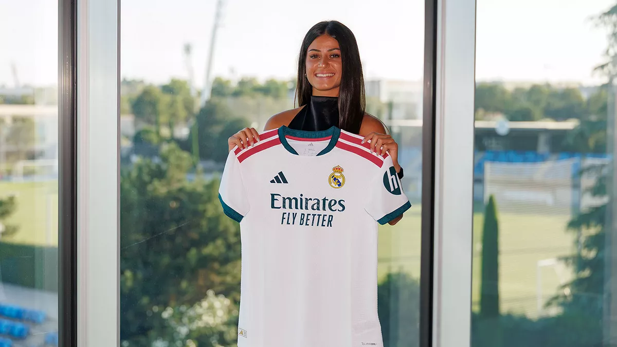 Noe Bejarano posa como nueva jugadora de la primera plantilla del Real Madrid.