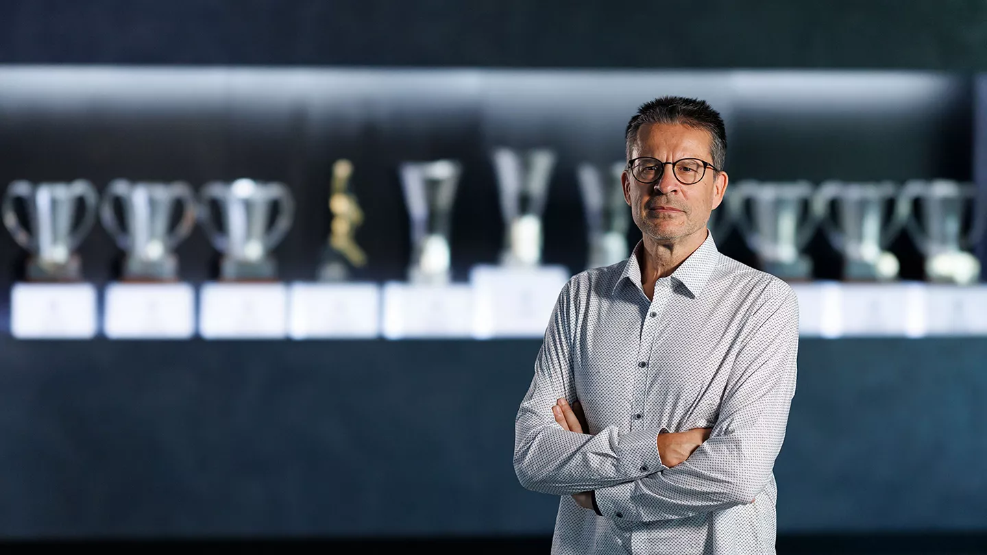 Oficial: Pedro Martínez, nuevo entrenador del Real Madrid Baloncesto Pedro Martínez posa como nuevo entrenador del Real Madrid Baloncesto.