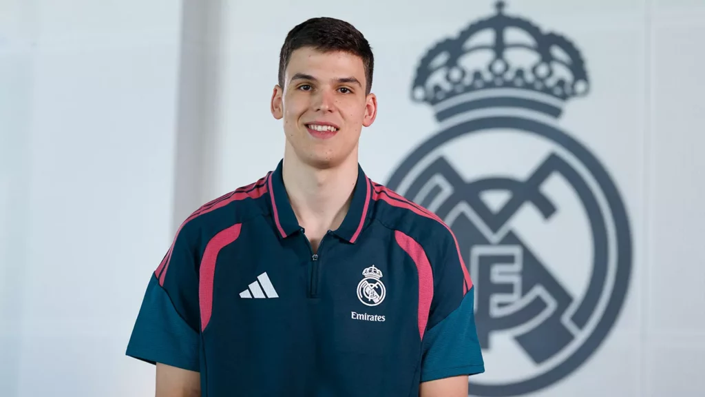 Jaime Pradilla, con el escudo del Real Madrid de fondo.