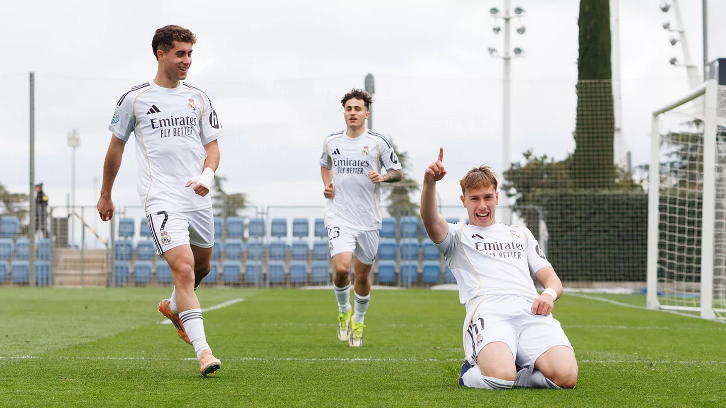 Los jugadores del Real Madrid C celebran un gol en un partido en Segunda Federación.