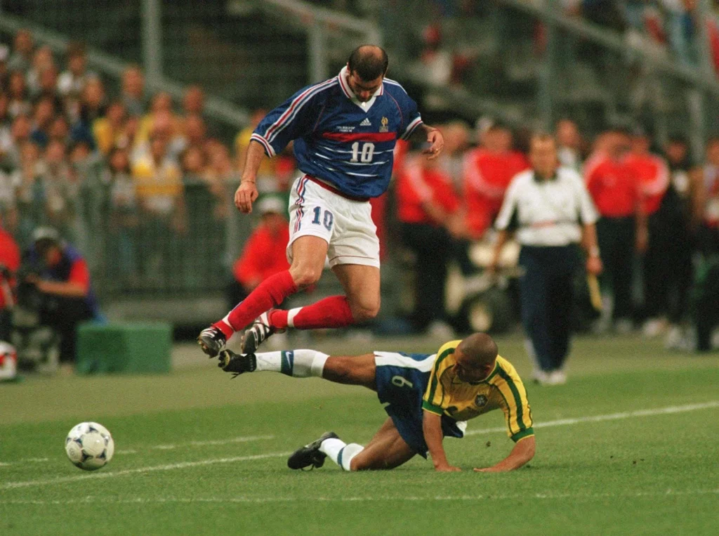 Roberto Carlos realiza una entrada en la final del Mundial de 1998.