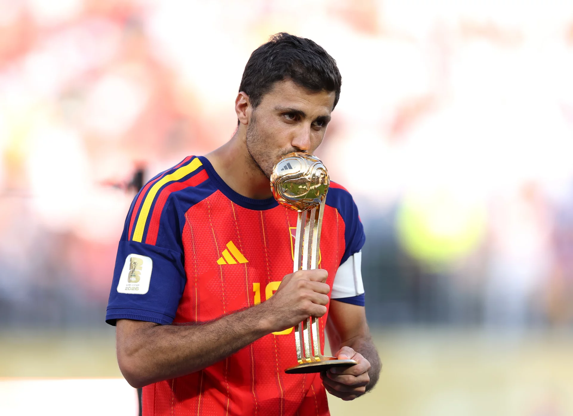 Rodri vuelve a escena en el Real Madrid Rodri besa el trofeo del Balón de Oro, como mejor jugador del Mundial 2026.