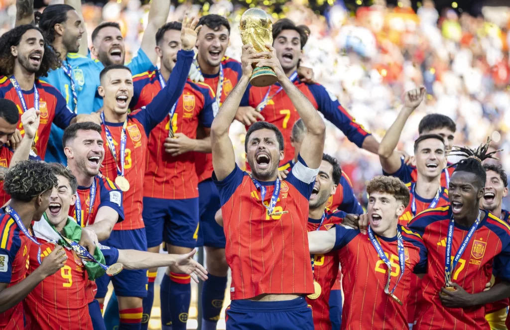 Rodri levanta con España el trofeo de campeón del mundo.