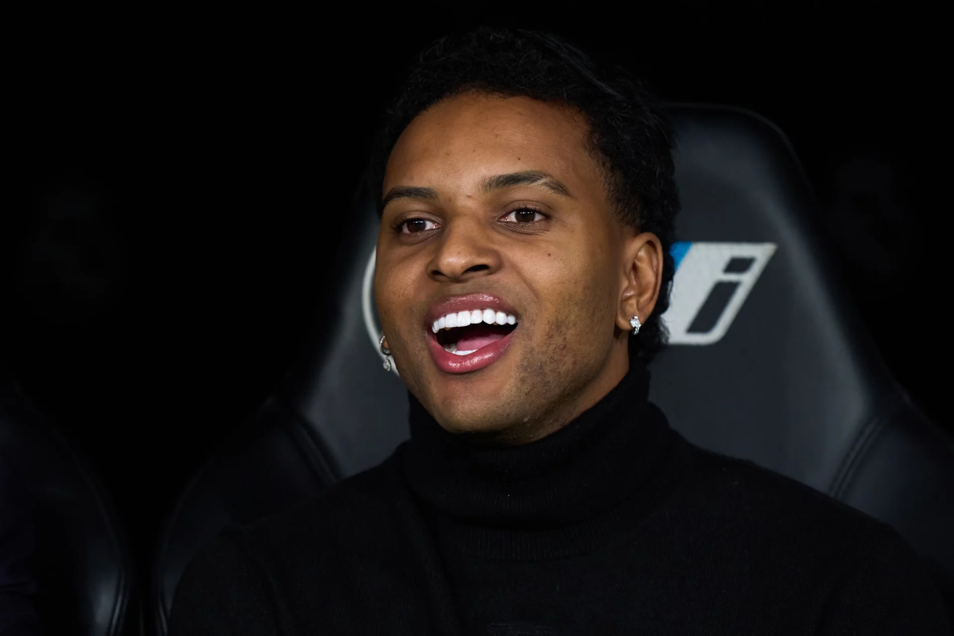 Rodrygo recupera la sonrisa tras su lesión: «Cada día me siento mejor» Rodrygo sonríe en el banquillo del Santiago Bernabéu durante un partido de baja por lesión.