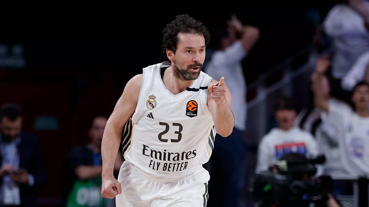 Sergio Llull celebra una canasta con el Real Madrid.