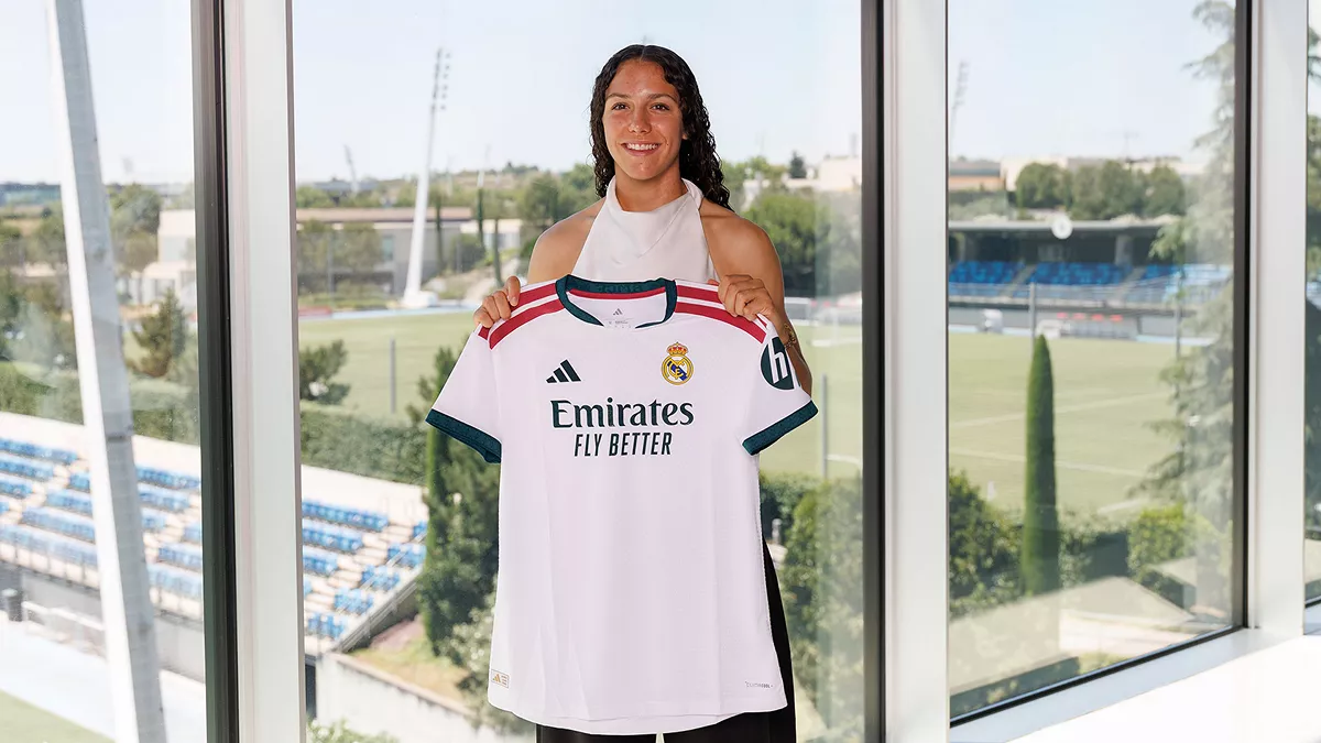 Silvia Cristóbal posa durante su renovación con el Real Madrid Femenino.