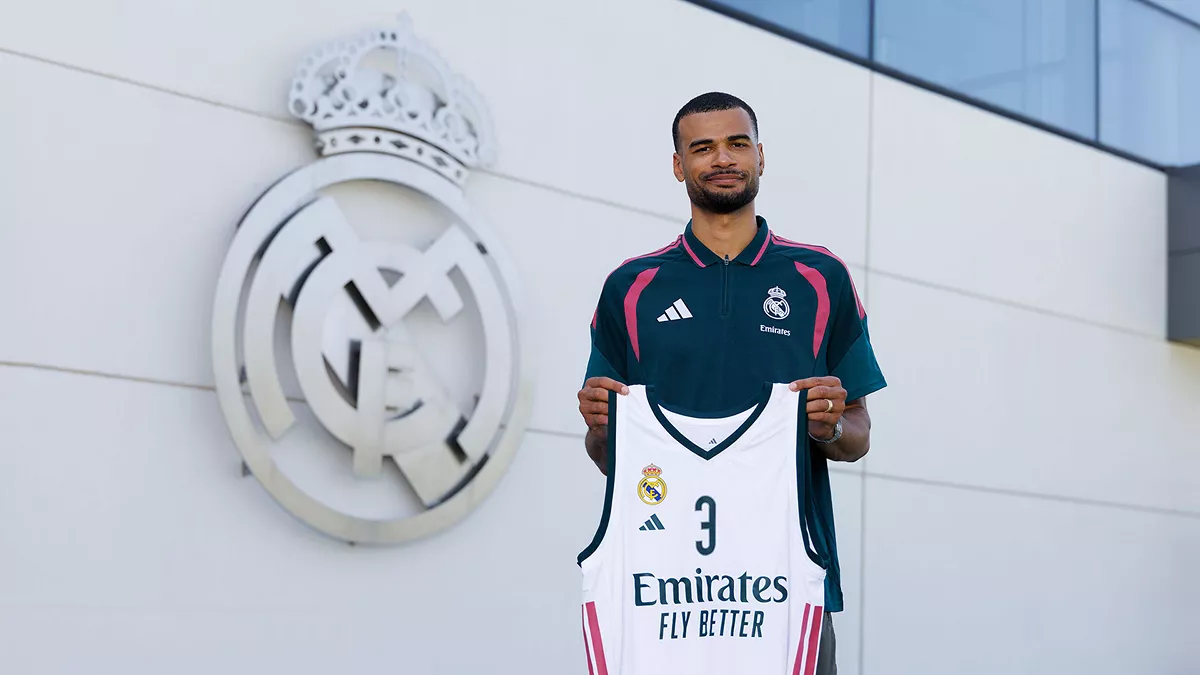 Timothé Luwawu-Cabarrot posa con la camiseta del Real Madrid.