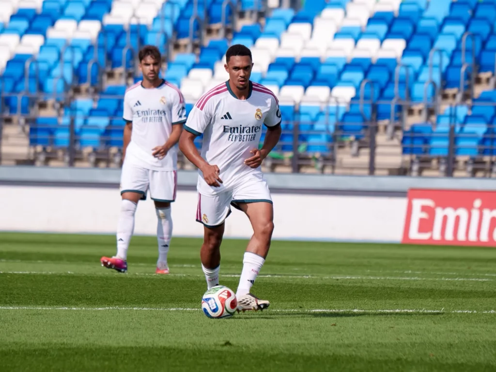 Trent controla el balón durante el partido de entrenamiento entre Real Madrid y Leganés.