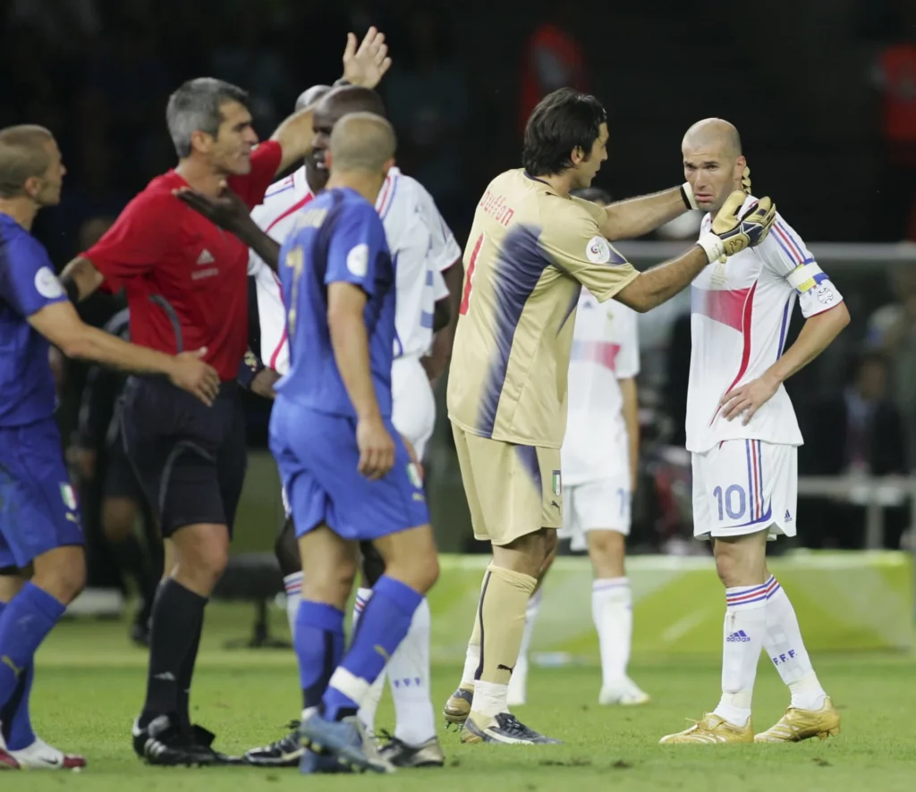 Zinedine Zidane reacciona tras ser expulsado de la final del Mundial 2006.