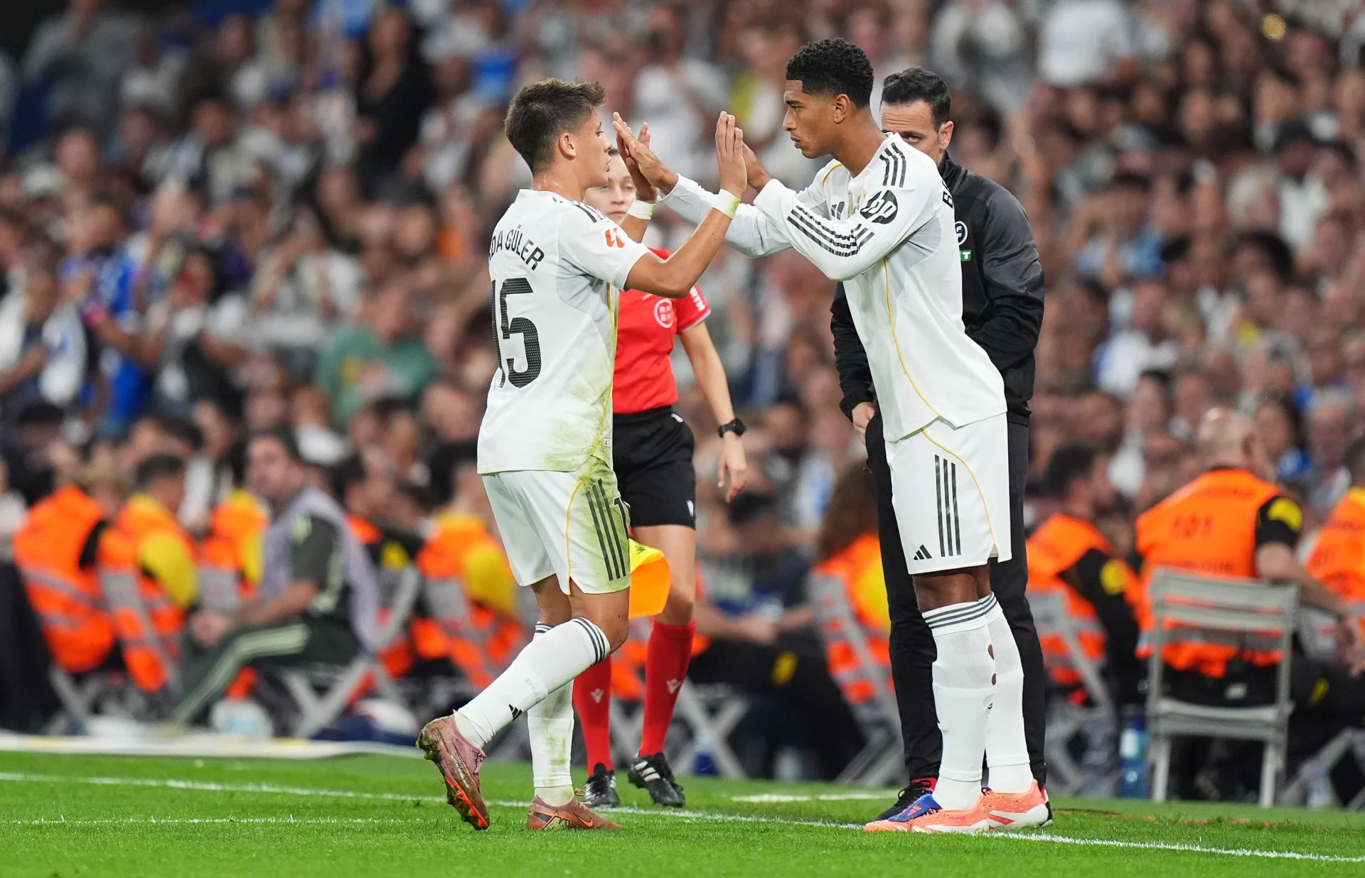 Posible alineación del Real Madrid ante el Espanyol: ¿Arda Güler o Bellingham? Arda Güler y Bellingham se saludan durante una sustitución.