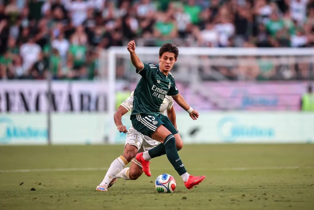 Arda Güler protege el balón durante el amistoso contra el Ferencvaros.