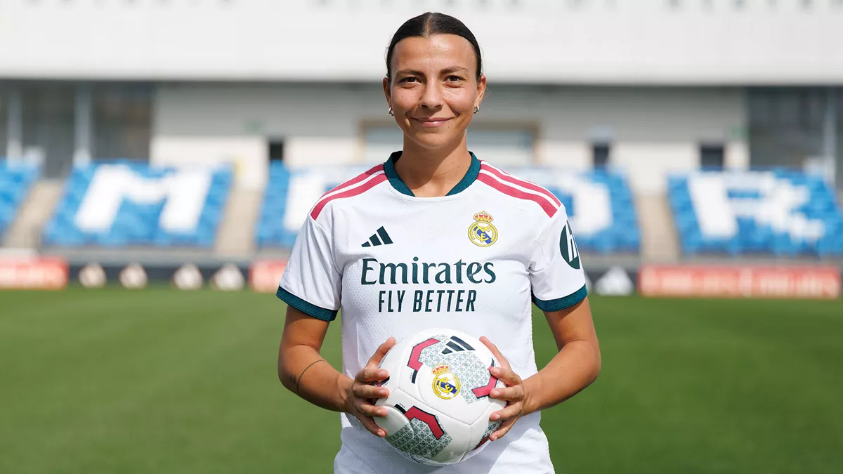 Bombazo: El Real Madrid anuncia el fichaje de Arianna Caruso Arianna Caruso posa durante su presentación con el Real Madrid.