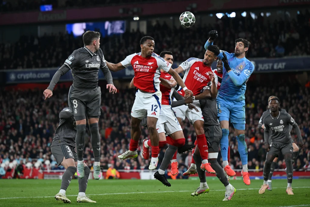 Thibaut Courtois despeja un saque de esquina ante el Arsenal en 2025.